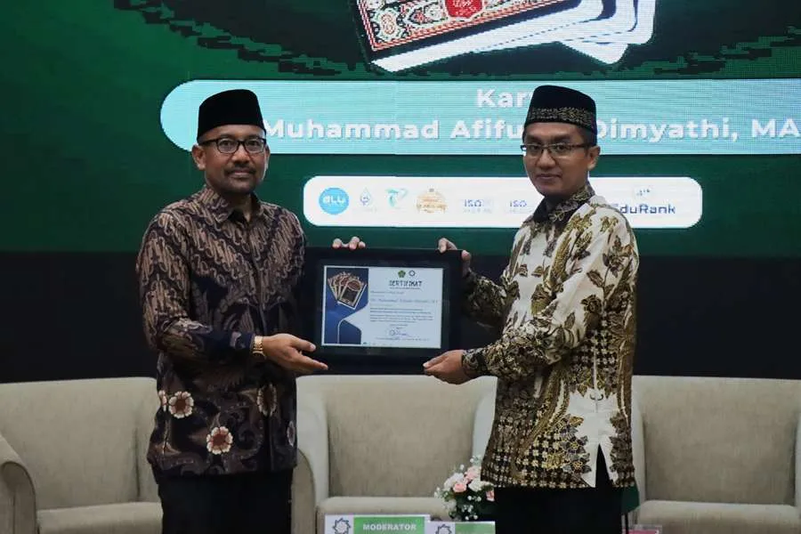 Rektor Beri Penghargaan Dosen UINSA yang Terbitkan Kitab Tafsir Foto Berita Jatim