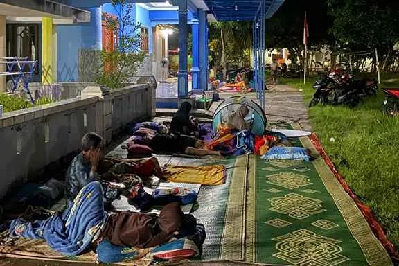 Warga Bawean Enggan Tidur di Rumah Pasca Gempa, Puskris : Kesehatan Relatif Baik Foto Berita Jatim