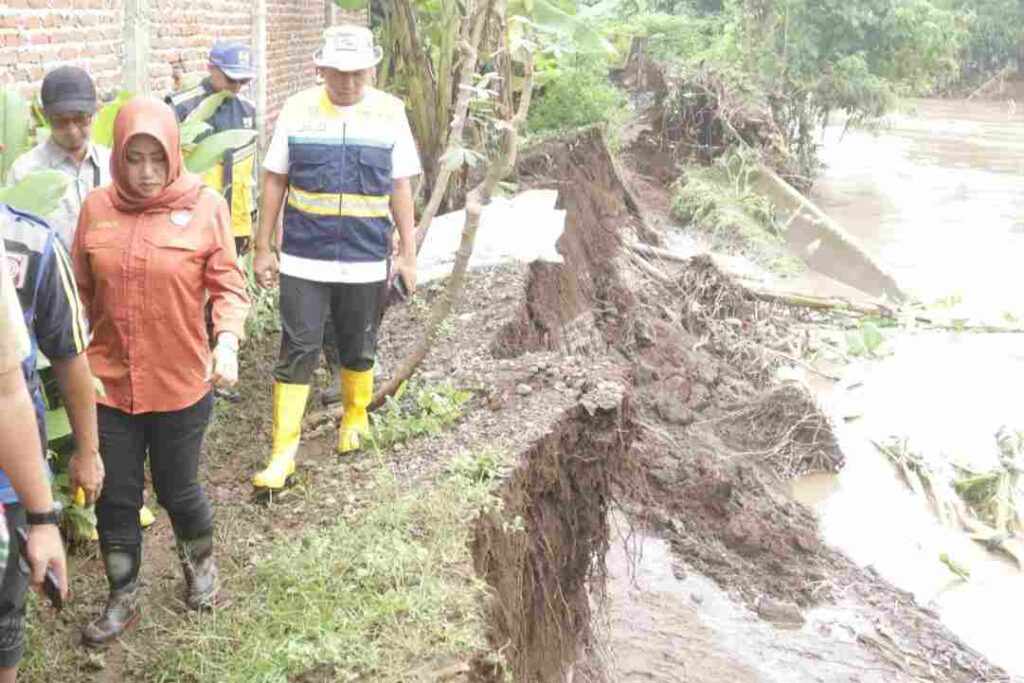 Sebabkan Banjir, Bupati Mojokerto Cek Tanggul Jebol Foto Berita Jatim