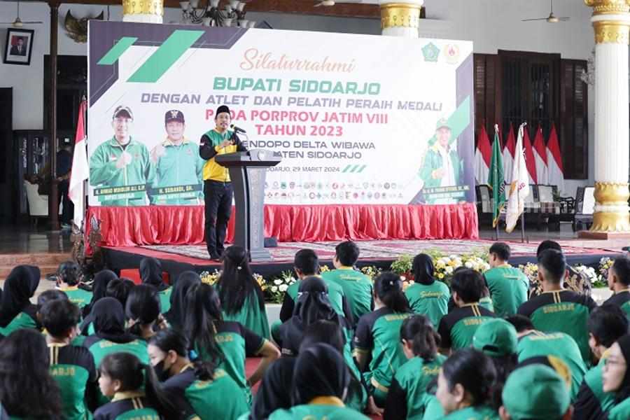 Gus Muhdlor Serahkan Bonus untuk Atlet dan Pelatih Berprestasi Foto Berita Jatim