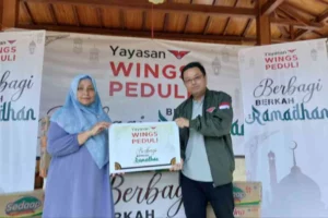 Yayasan Wings Peduli Tebar Sembako di Tengah Harga yang Mahal Foto Berita Jatim