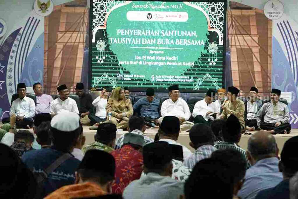 Pj Wali Kota Kediri Buka Bersama dan Santuni Anak Yatim Foto Berita Jatim