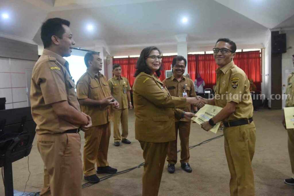 Serahkan SK Kenaikan Pangkat, Pj Wali Kota Kediri Singgung Peningkatan Kompetensi ASN Foto Berita Jatim