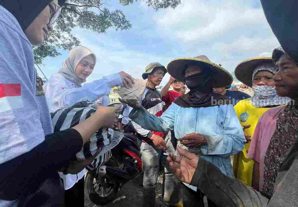 Jumat Berkah, Mbak Vinanda Borong Nasbung Lalu Dibagikan ke Pemulung Kediri Foto Berita Jatim