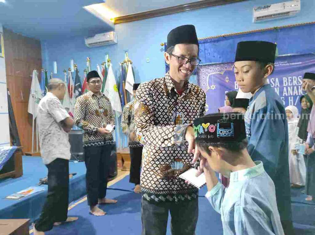 KNPI Kota Kediri dan OKP Bagi Takjil serta Santuni Anak Yatim Foto Berita Jatim