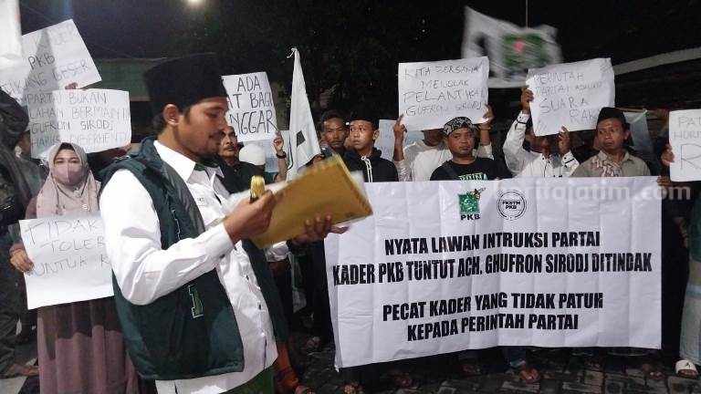 Ratusan Orang Kader PKB Jember Tuntut Pemecatan Caleg Terpilih DPR RI Lora Gopong Foto Berita Jatim