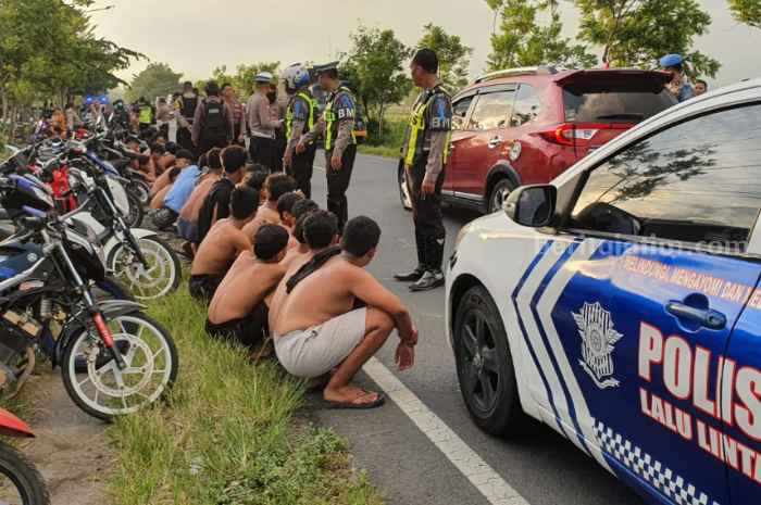 Puluhan Remaja Diamankan Polisi saat Hendak Balap Liar di Jembatan Wijaya Kusuma Kediri Foto Berita Jatim