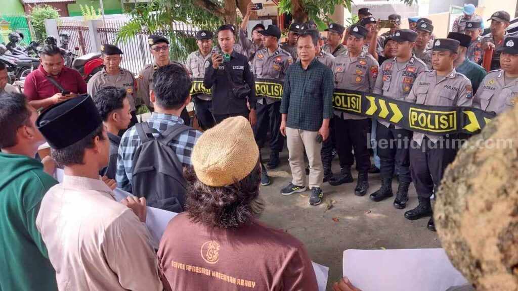 Demo Bawaslu Sumenep, ‘Assora’ Tuding Panwascam Batuputih Terlibat Politik Uang Foto Berita Jatim