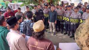 Demo Bawaslu Sumenep, ‘Assora’ Tuding Panwascam Batuputih Terlibat Politik Uang Foto Berita Jatim