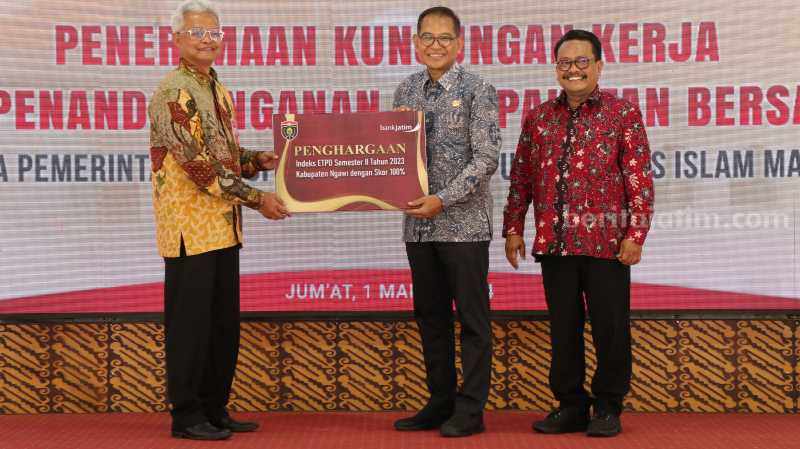 Bank Jatim Beri Penghargaan ETPD 100% ke Pemkab Ngawi Foto Berita Jatim