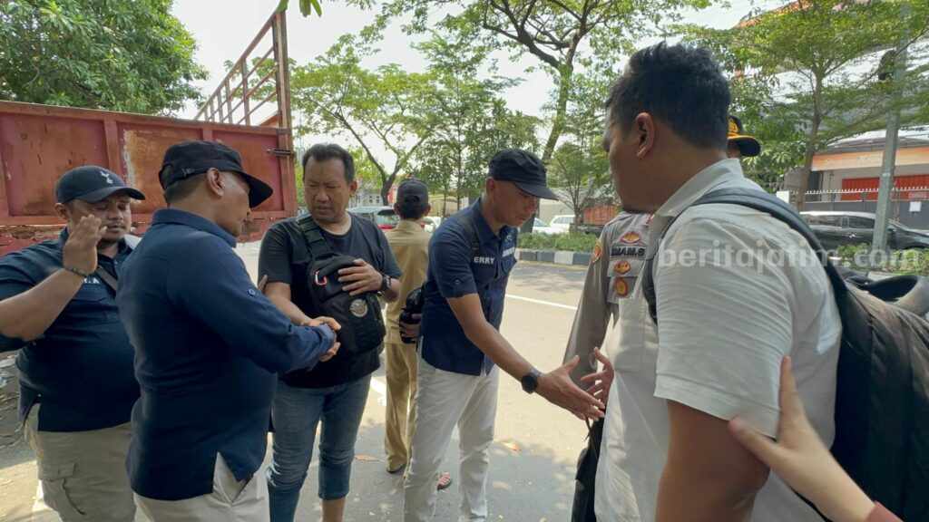 PN Surabaya Eksekusi Lahan Jalan Kenjeran Dihadang Ratusan Massa Foto Berita Jatim