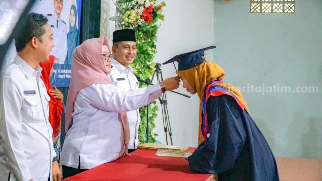 473 Warga Gresik Tempuh Sekolah Orang Tua Hebat Foto Berita Jatim