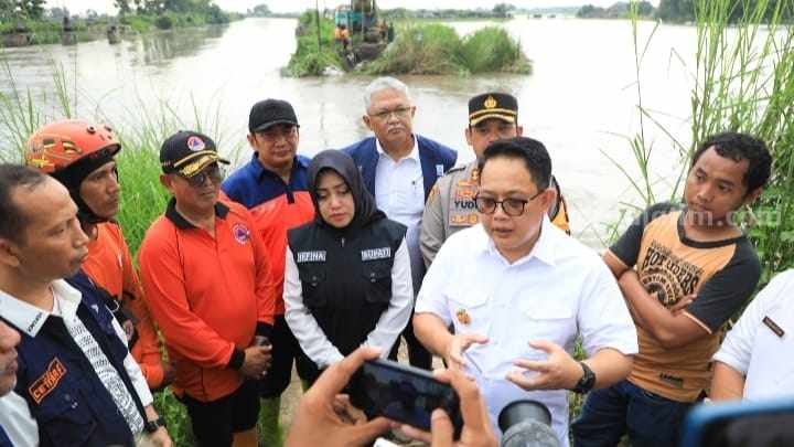 Pj Gubernur Jatim Jamin Kebutuhan Dasar Korban Bencana Banjir Mojokerto Foto Berita Jatim