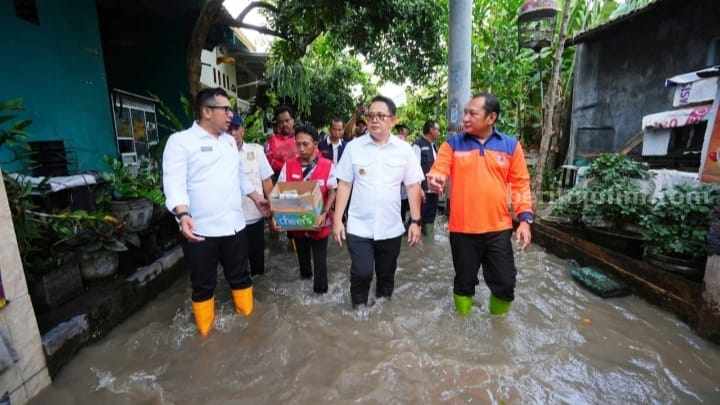 Pj Gubernur Jatim Sampaikan Hal Penting dalam Penanganan Banjir Mojokerto Foto Berita Jatim