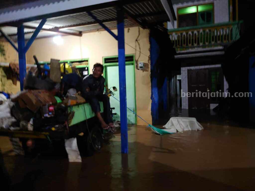 Tanggul Sungai Brangkal Mojokerto Jebol, Air Meluap ke Pemukiman Warga Foto Berita Jatim