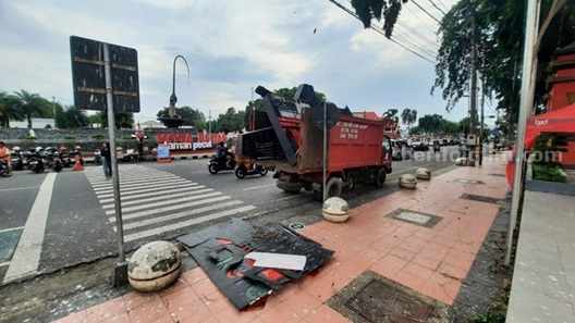 Bangunan Baru Senilai Rp3,6 M di Alun-alun Blitar Roboh Diterjang Angin Foto Berita Jatim