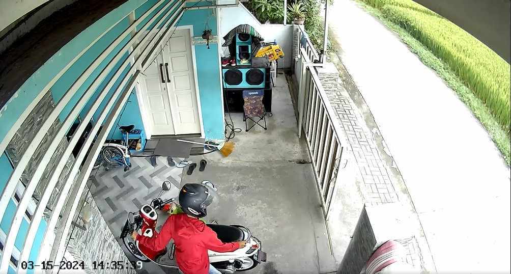 Pelaku Pencurian Sepeda Motor Terekam CCTV Saat Beraksi di Mojokerto Foto Berita Jatim