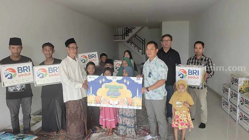 BRI Sidoarjo Berbagi Kebahagiaan dengan Anak Yatim di Yayasan Al Khasanah Foto Berita Jatim