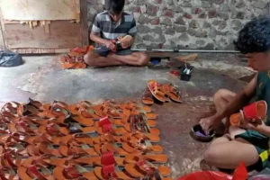 Berkah Ramadhan, Perajin Sandal Kulit Magetan Kebanjiran Pesanan Foto Berita Jatim