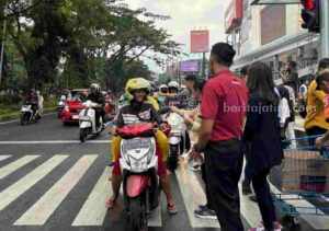 Wonderful Ramadhan, Matos Bagikan 3000 Takjil ke Pengguna Jalan Foto Berita Jatim