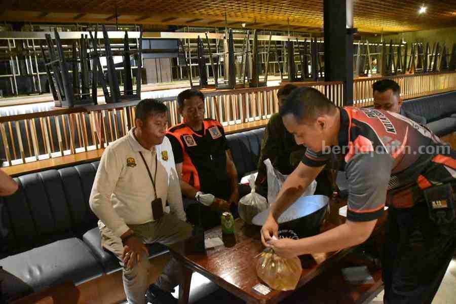 Bar W Super Club di Surabaya Disegel Satpol PP Foto Berita Jatim
