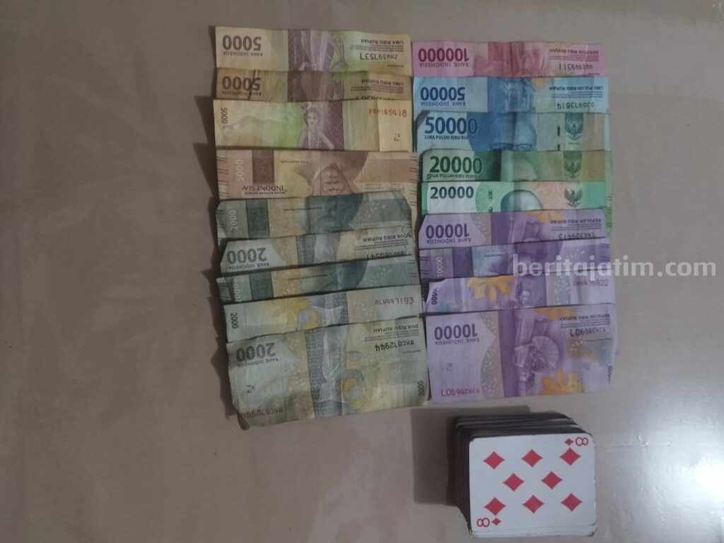 Judi Kartu Remi di Bulan Ramadhan, 5 Sopir di Mojokerto Diamankan Foto Berita Jatim