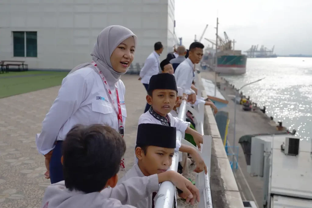 Keceriaan Yatim Ikuti Kisah Nuzulul Quran dan Edukasi Maritim di Pelabuhan Foto Berita Jatim