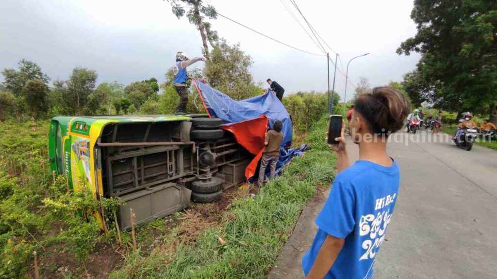 Bus Trans Jatim Trayek Mojokerto-Gresik Terguling di Mojokerto Foto Berita Jatim