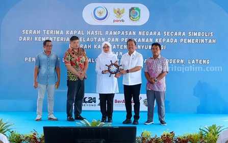 KKP Serahkan Dua Kapal Rampasan dari Vietnam ke Nelayan Banyuwangi Foto Berita Jatim