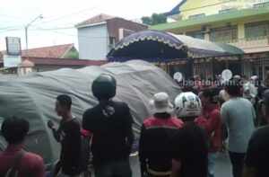 Massa Robohkan Tenda KPU Pamekasan di Arena Rekapitulasi Foto Berita Jatim