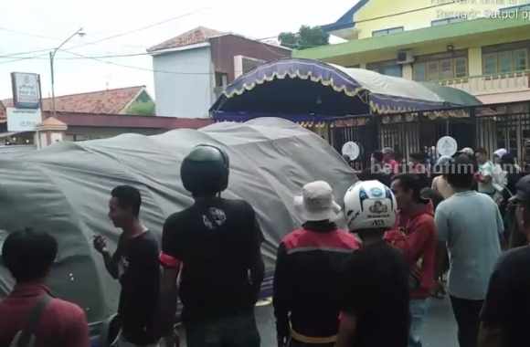 Massa Robohkan Tenda KPU Pamekasan di Arena Rekapitulasi Foto Berita Jatim