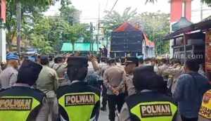Massa Tuntut KPU Pamekasan Hentikan Rekapitulasi Foto Berita Jatim