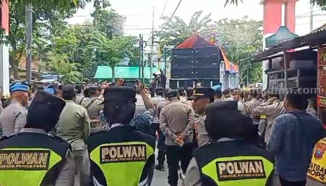 Massa Tuntut KPU Pamekasan Hentikan Rekapitulasi Foto Berita Jatim