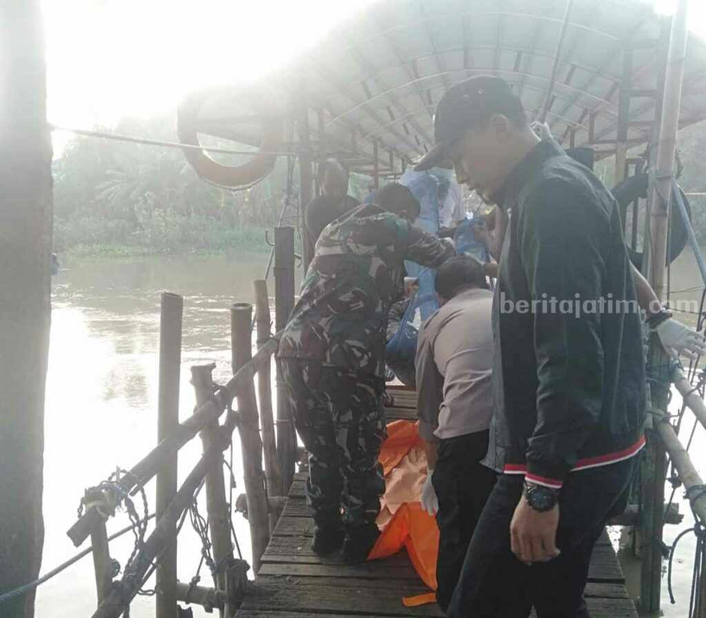 Warga Driyorejo Gresik Geger Temuan Mayat Mengambang Foto Berita Jatim