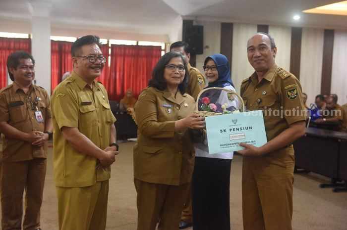 Apresiasi Pengabdian, Pj Wali Kota Kediri Serahkan SK Pensiun kepada 50 PNS Foto Berita Jatim