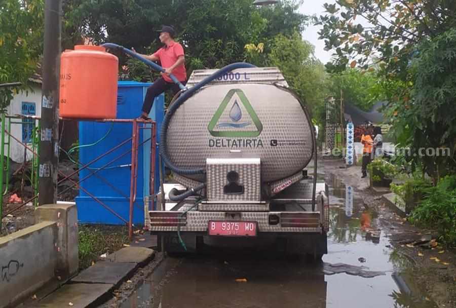 Perumda Delta Tirta dan BPBD Sidoarjo Salurkan 200 Ribu Liter Air Bersih untuk Korban Banjir Foto Berita Jatim