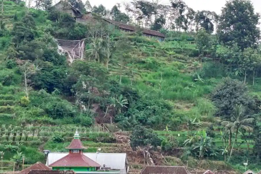 Saluran Irigasi Sawah Ambrol, Belasan Rumah di Magetan Terkena Banjir Lumpur Foto Berita Jatim