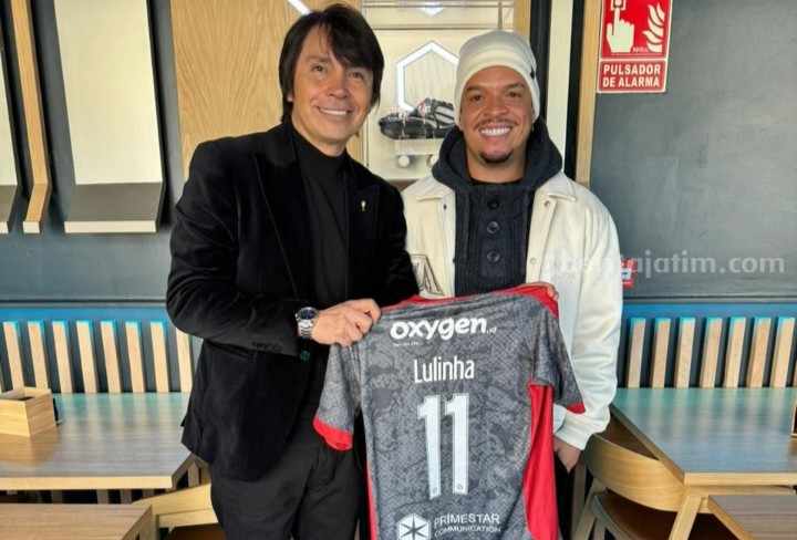 Lulinha Serahkan Jersey Madura United di Museum Legend Madrid Foto Berita Jatim