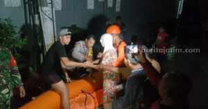 Personel Gabungan Sigap Evakuasi Warga Terdampak Banjir di Pamekasan Foto Berita Jatim