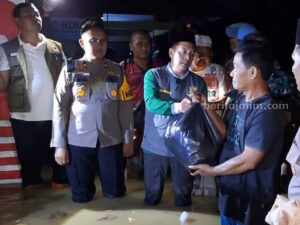 Pj Bupati Pamekasan Tinjau Titik Banjir dan Bantu Warga Terdampak Foto Berita Jatim
