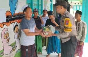 Ramadhan, Polres Pamekasan Bagikan 70 Buah Al-Qur’an Foto Berita Jatim