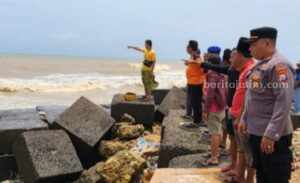 Perahu Nelayan Pamekasan Dihantam Ombak, 2 ABK Hilang Foto Berita Jatim