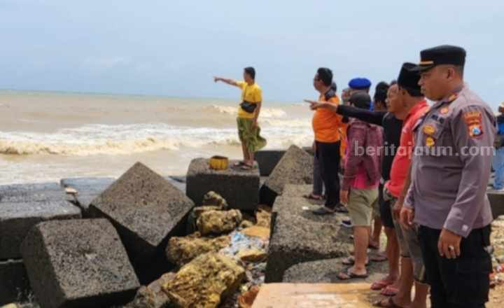 Perahu Nelayan Pamekasan Dihantam Ombak, 2 ABK Hilang Foto Berita Jatim