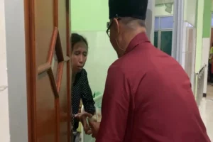 Komunitas Keranjang Sedekah Berbagai Makanan Sahur untuk Penunggu Pasien Rumah Sakit Foto Berita Jatim