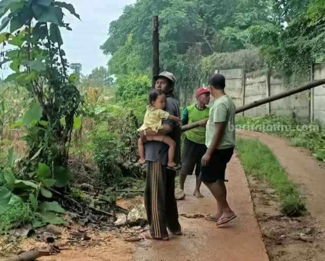 Warga Desa Banyutengah Gresik Tutup Jalan Aktivitas Galian C Foto Berita Jatim