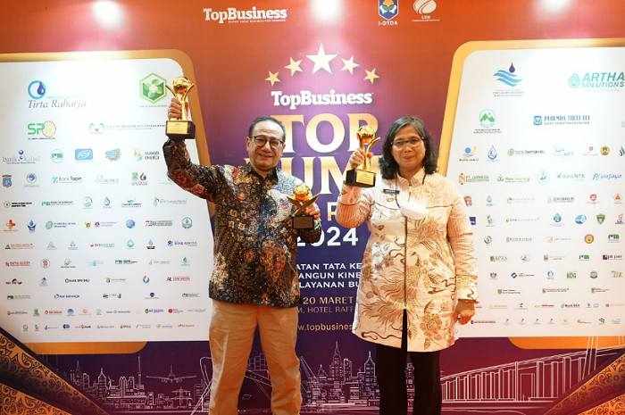 Pj Wali Kota Kediri Raih Penghargaan Top Pembina BUMD, RSUD Gambiran dan Perumda BPR Kota Jadi Top BUMD Award 2024 Bintang 4 Foto Berita Jatim