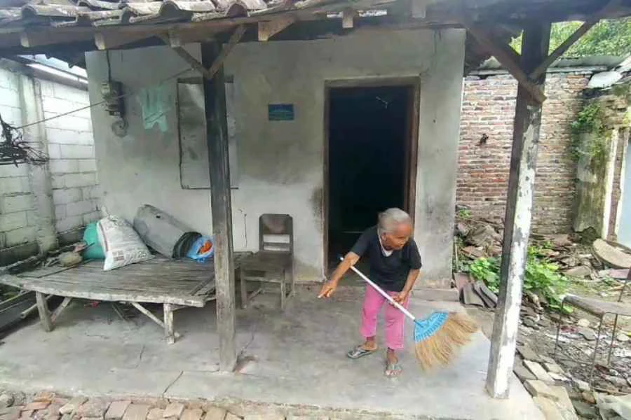 Ditangisi Risma Tak Dapat Bantuan, Ini Fakta Sebenarnya Mbah Semi Magetan Foto Berita Jatim