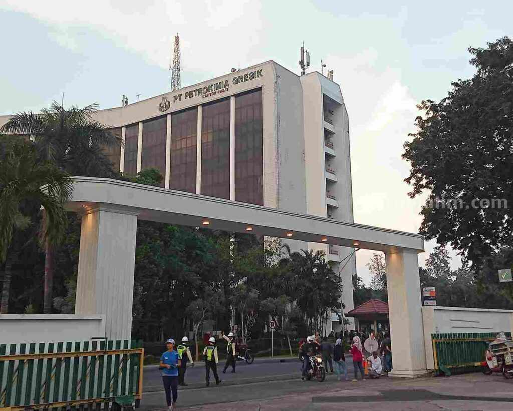 Gempa Susulan, Kantor Pusat Petrokimia Gresik Retak, Karyawan Berhamburan Keluar Foto Berita Jatim