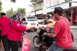 Harap Berkah Ramadhan, Laskar Ngawi dan Anis Rupata Nera Foundation Bagi Takjil Foto Berita Jatim