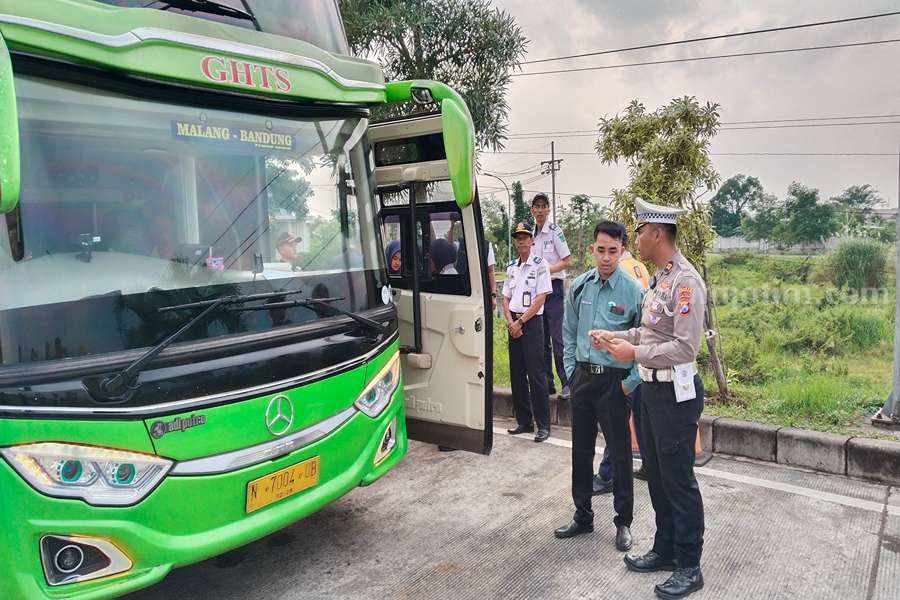 Kemenhub dan Polres Pasuruan Cek Kesiapan Armada Bus, Pastikan Penumpang Terangkut Foto Berita Jatim